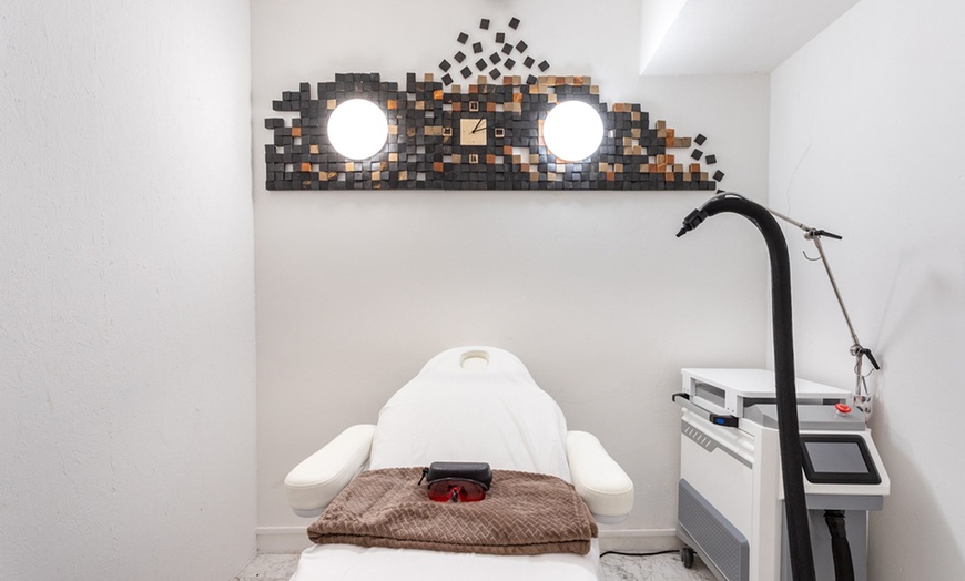 Image 1: Geniet van een carbon laser peeling bij Djenetbeauty Center