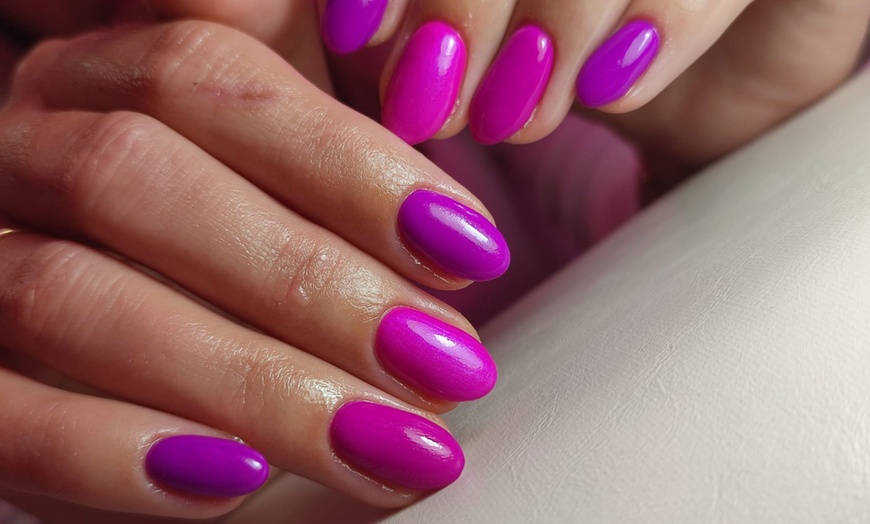 Image 1: Elegancki manicure hybrydowy i opcjonalne przedłużanie paznokci żelem