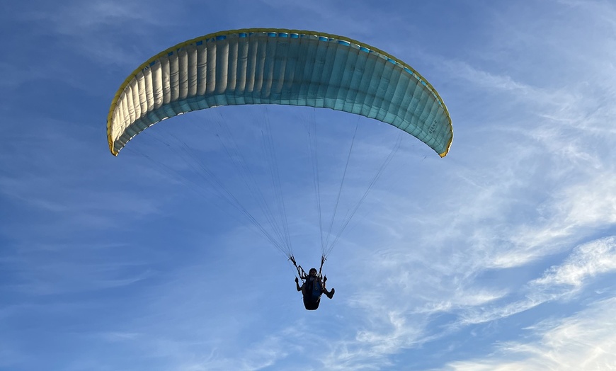 Image 2: Vuelo biplaza en parapente para una o dos personas en Asturias