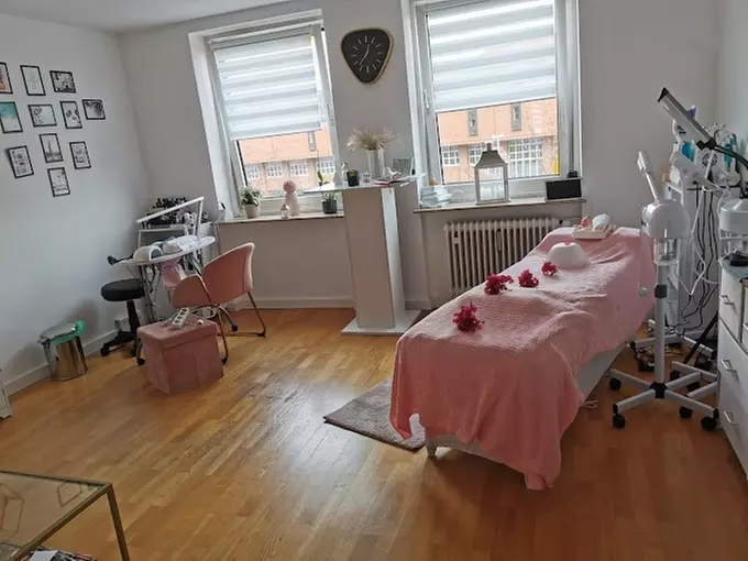 Ausdrucksstarkes Gesicht: Augenbrauen zupfen / färben / Wimpern färben bei Raquel's Beauty (bis 52% sparen) - Second Medium