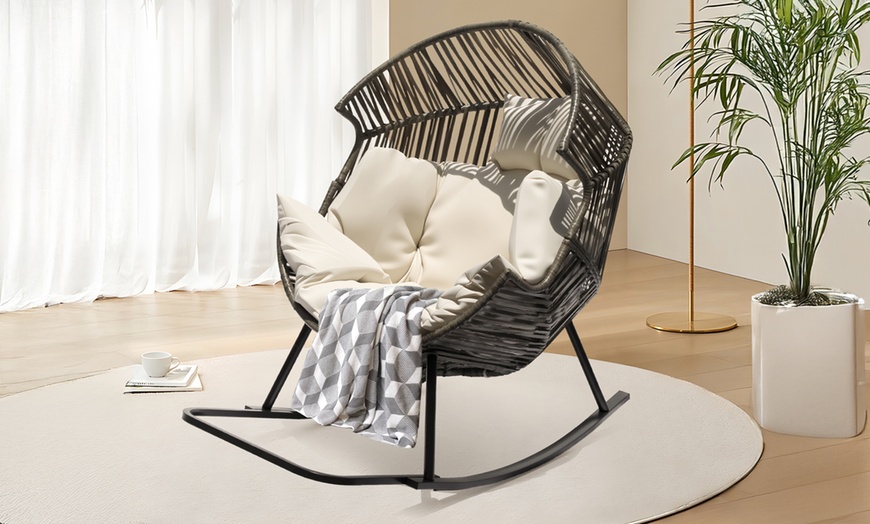 Image 1: Sedia a dondolo di grandi dimensioni con cuscino