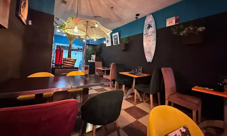 Sabores exóticos con bebida y cóctel tropical en plena Zaragoza