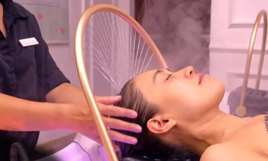 Aromaterapia y masaje facial con head spa japonés