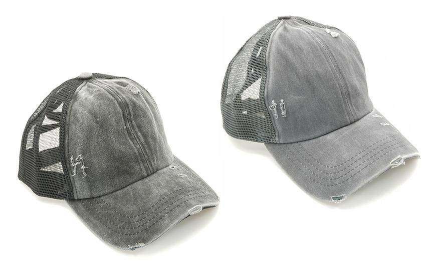 Image 10: Gorra con abertura para diferentes peinados