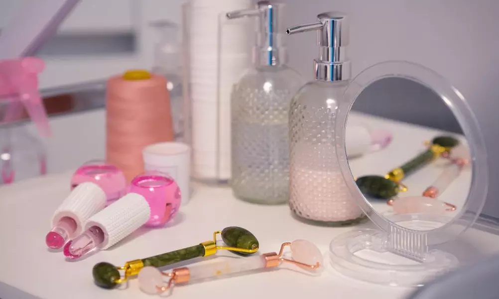 Gesichtsbehandlung, Diamant Mikrodermabrasion oder Aqua-Peel bei Red Line Cosmetics (bis zu 47% sparen) - Second Medium