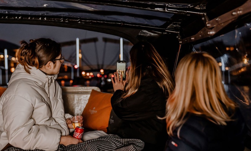 Image 5: Betoverende avondtocht vol licht, kunst en gezelligheid op het water