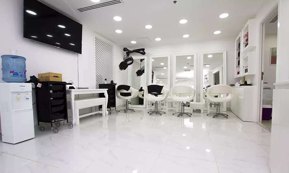 Transform Your Look with a Roots Color and Blowdry