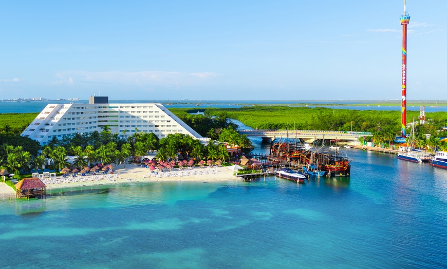 Four swimming pools (infinity, freeform, Pirata's Bay, kids club)