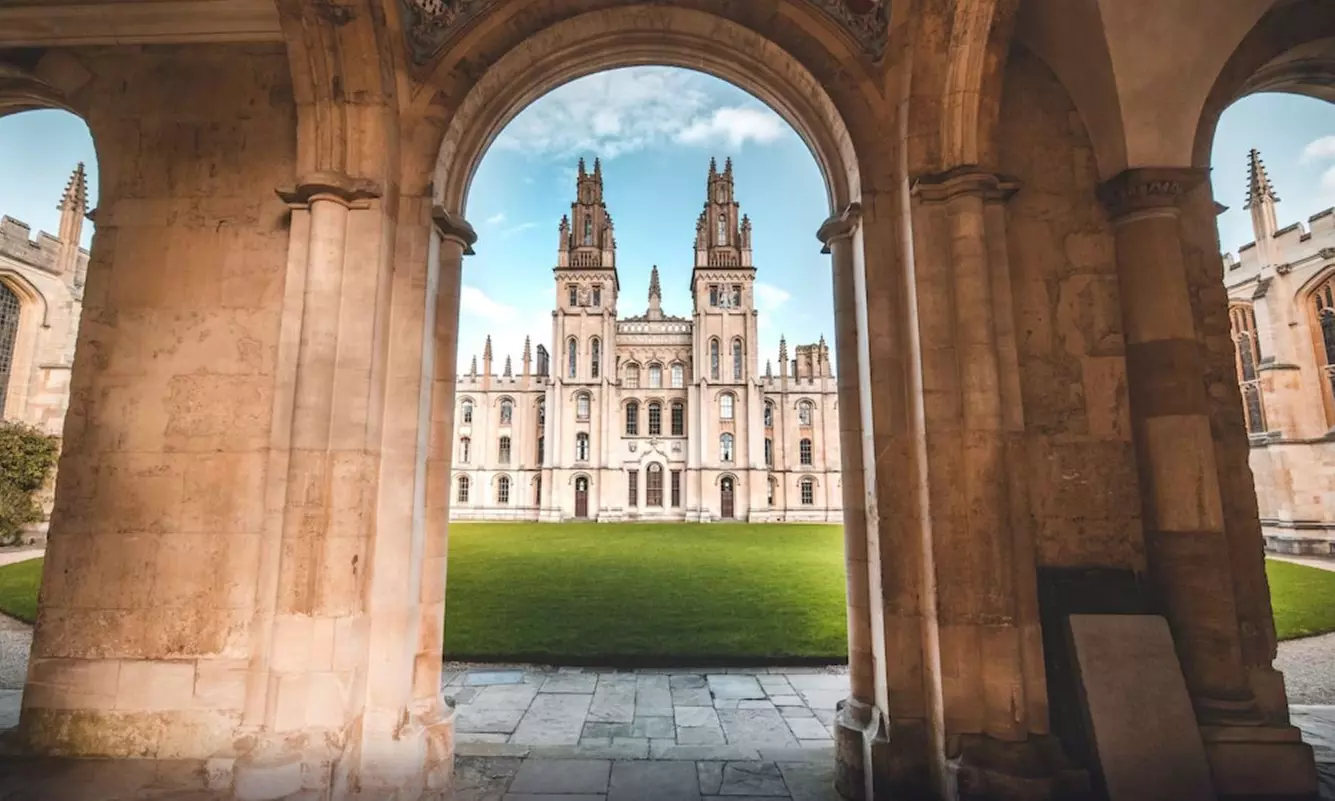 Oxfordshire: Standard Double Room with Breakfast and Late Checkout