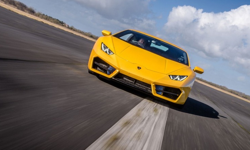 Image 2: Lamborghini Huracan Experience