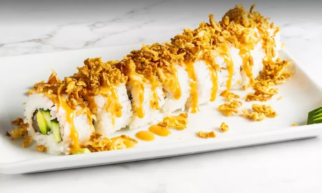 Planazo de sushi: menú para 2 o 4 personas con tabla a compartir