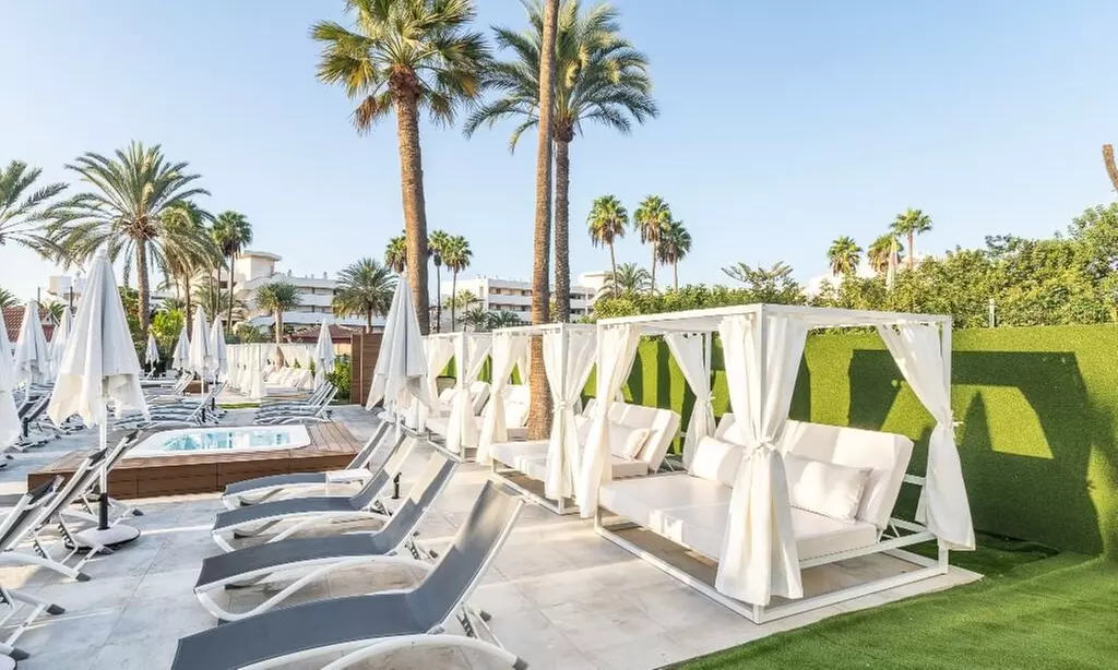 ¡Día de piscina con hamacas y cócteles!