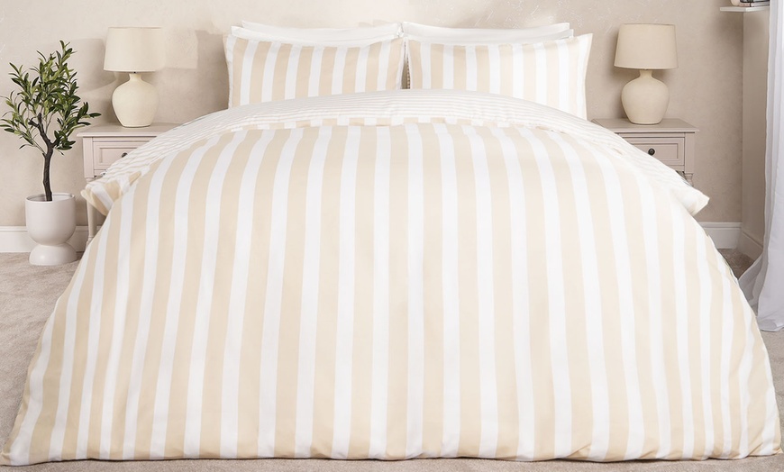 Image 5: Stripe Design Reversible Duvet Set