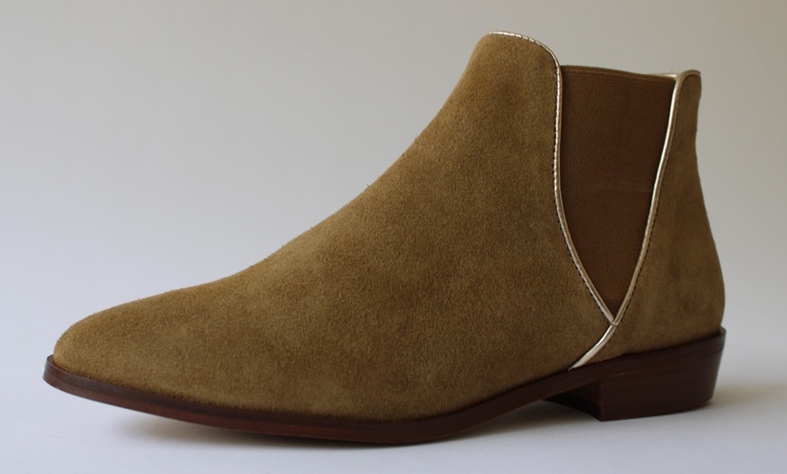 Image 14: Women's Flat Leather Boots