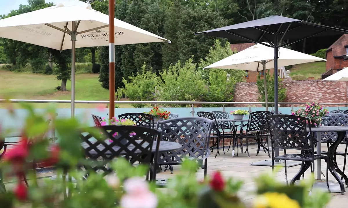 Hampshire: 4* Superior Double or Twin Room Stay with Breakfast