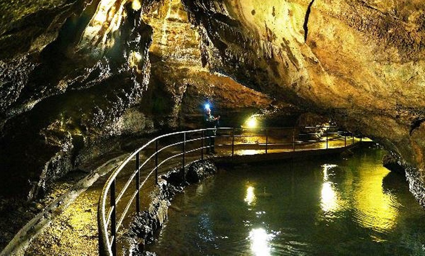 Image 3: Toegang voor volwassenen of kinderen tot de Grotten van Remouchamps