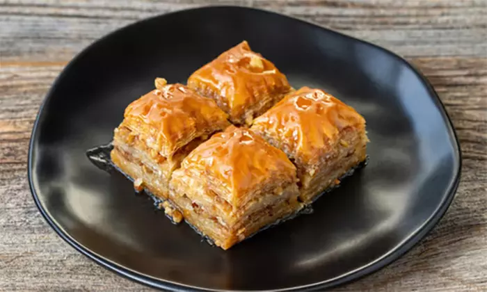 Hauptgericht + Reis & Salat und Dessert nach Wahl für 1, 2 od. 4 Pers.