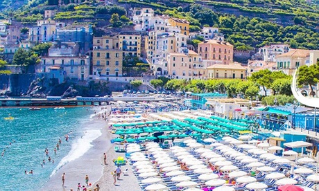 Ingresso in spiaggia con ombrellone e lettini più noleggio canoe allo stabilimento Chalet de Mar, a Minori