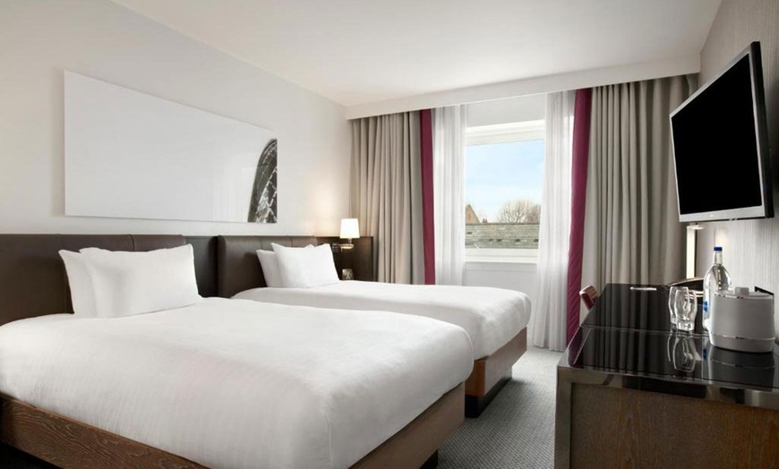 Image 6: London Break: 4* Stay with Breakfast and Dinner