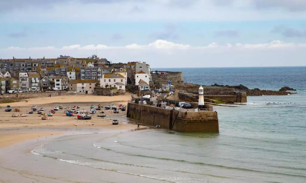 Cornwall: Double or Twin Room w/ Breakfast & Optional £30 F&B Voucher