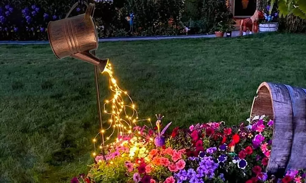 Arrosoir lanterne avec gouttelettes dorées LED - Primary Image