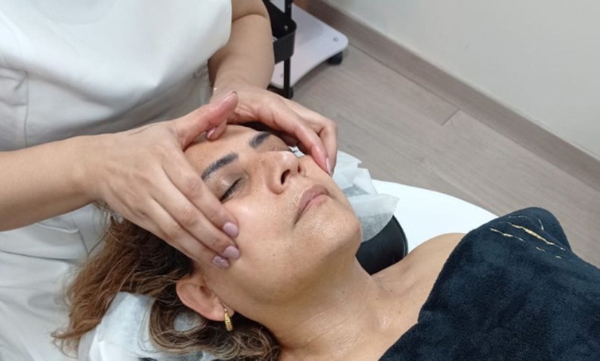 Image 10: Hydra facial, radiofrecuencia, fototerapia y electroestimulación