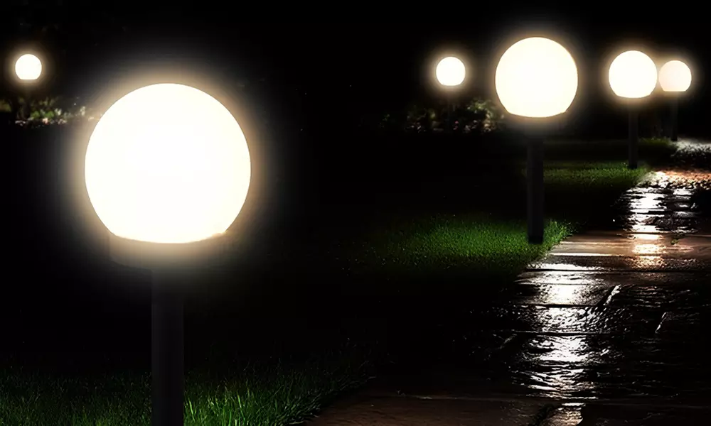 2 o 4 lampade sferiche da esterno a ricarica solare con picchetto piantabile - Primary Image