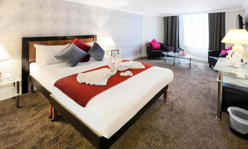 Image 3: Manchester: 1 Night Stay for 2 with Welcome Drink & Breakfast