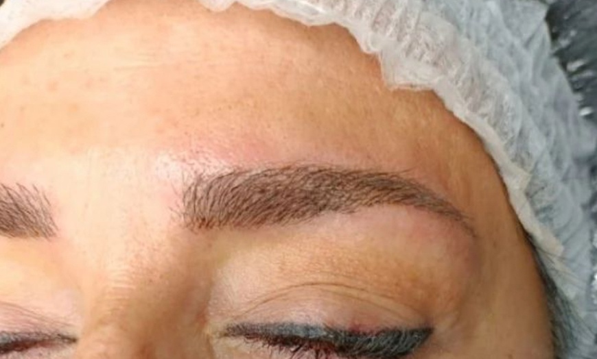 Image 2: Sesión de microblading y diseño de cejas en Mayte Bernini