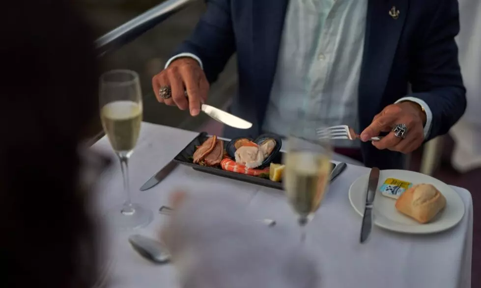 2-Hour Friday Lunch Cruise: Three-Course Banquet Lunch Meal and Drinks