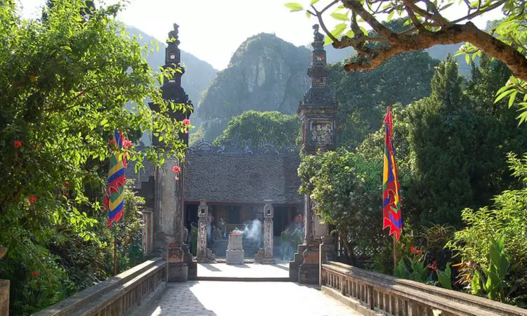 Northern Vietnam: 5 Days Guided Tour with Transportation & Water