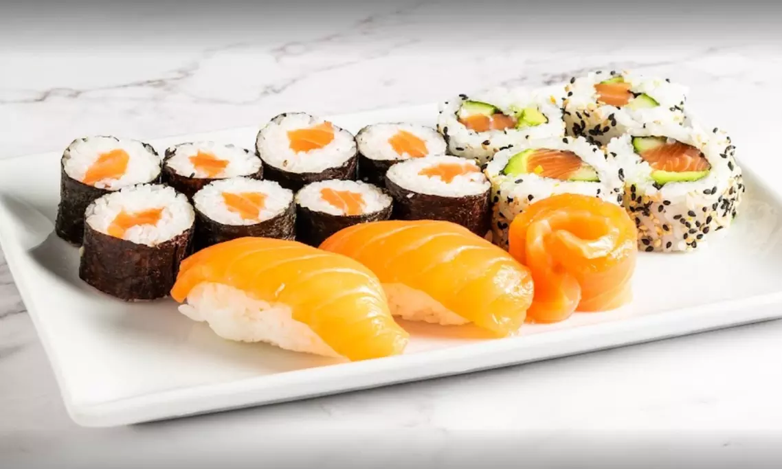 Planazo de sushi: menú para 2 o 4 personas con tabla a compartir