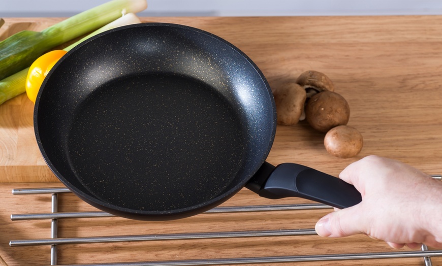 Image 5: Salter Three-Piece Marble Gold Non-Stick Fry Pan Set