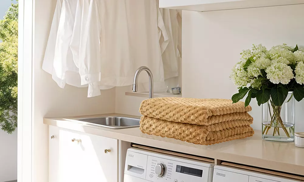 All-Season 300GSM Dot Pattern Soft Warm Fleece Blanket