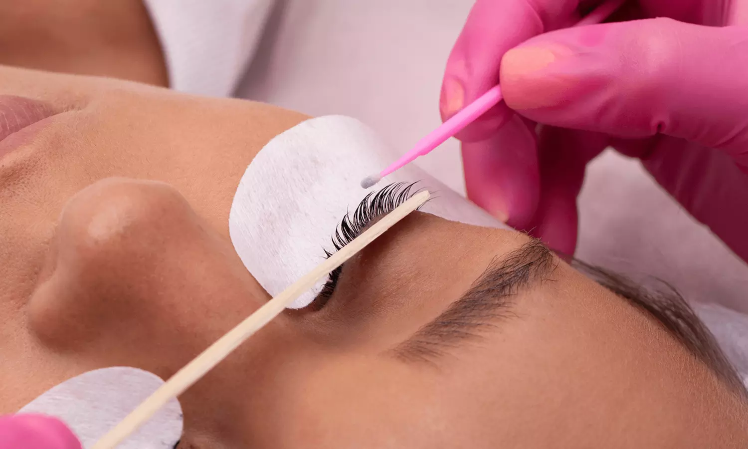 Mirada intensa: lifting y tinte de pestañas con visagismo de cejas