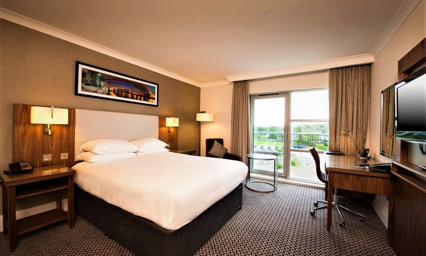 Image 2: North Lanarkshire: 4* Queen Room Stay with Meals