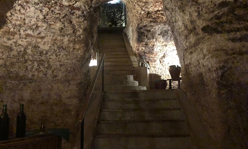 Image 3: Bodega histórica del S.XVII con cata de vinos y opciones gourmet