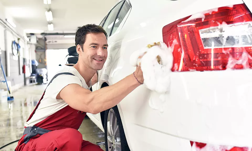 Deluxe-Aufbereitung inkl. Autoreinigung innen und außen für 1 Pkw bei
Custom Auto Spa (bis zu 40% sparen) - Primary Image