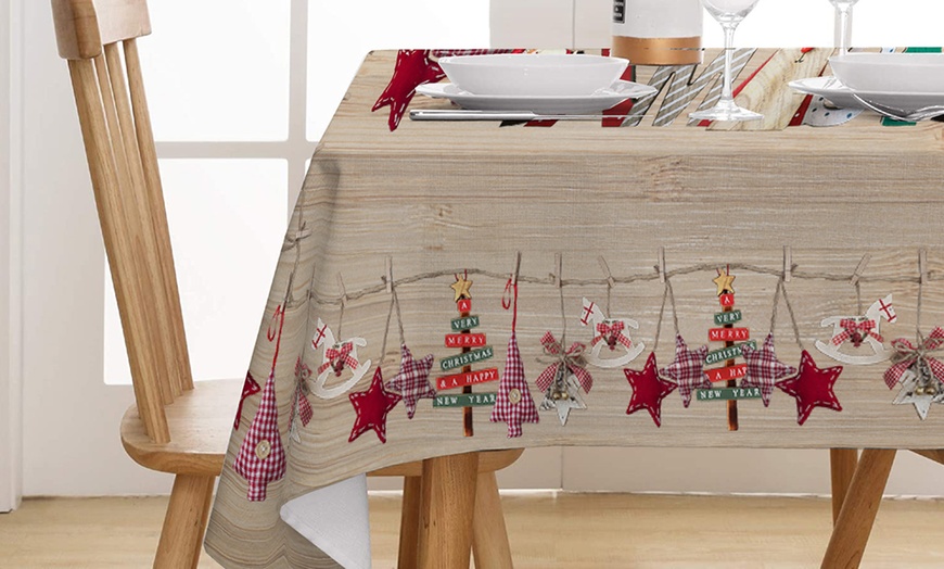 Image 6: Nappe de Noël à motifs imprimés