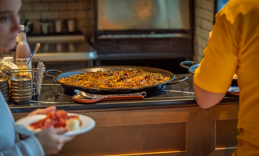 Image 18: Brunch ilimitado con bufé libre de comida y bebida para 2 o 4 personas