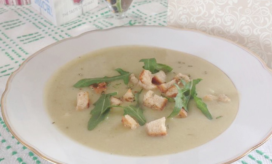 Image 5: Hausgemachte Suppe und Getränk