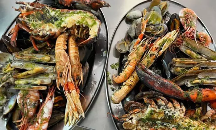 Saborea marisco fresco acompañado de una botella de vino blanco para 2