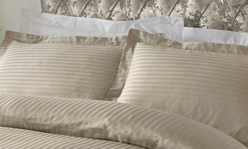 Image 14: Pair of 300TC Pillowcases
