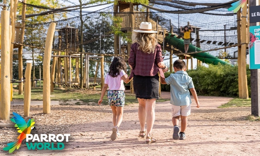 Image 9: Entrée au parc animalier Parrot World