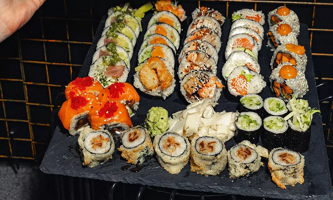Poznaj sztukę przygotowywania sushi: warsztaty dla 1 os. z Same Sushi
