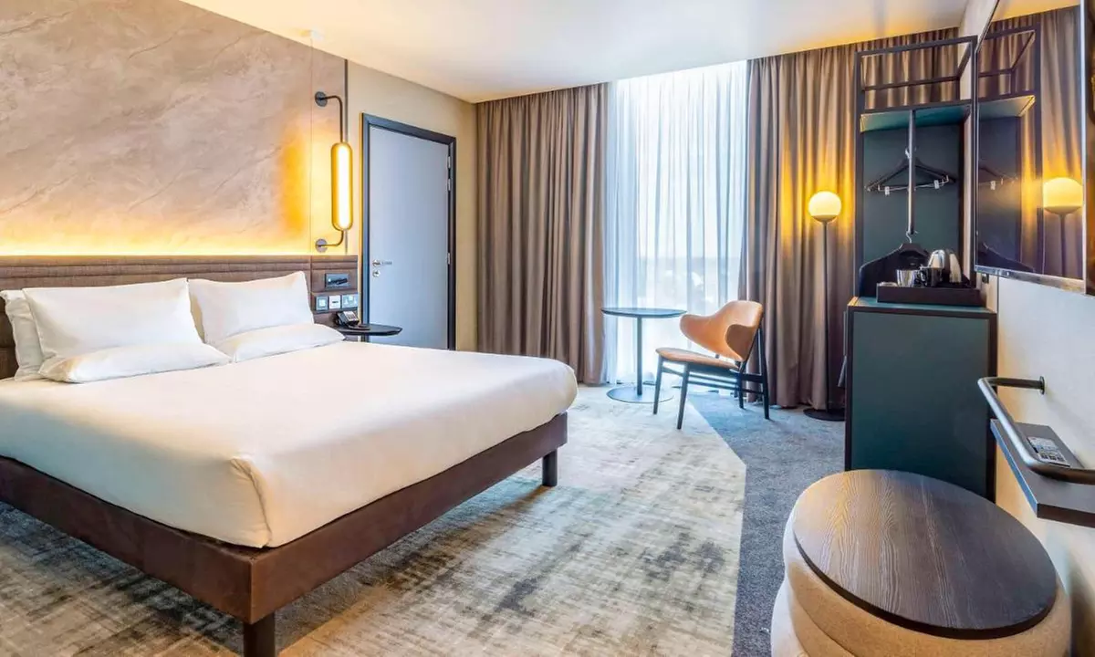 4* Liverpool: Standard King Room Stay with Breakfast and Late Checkout