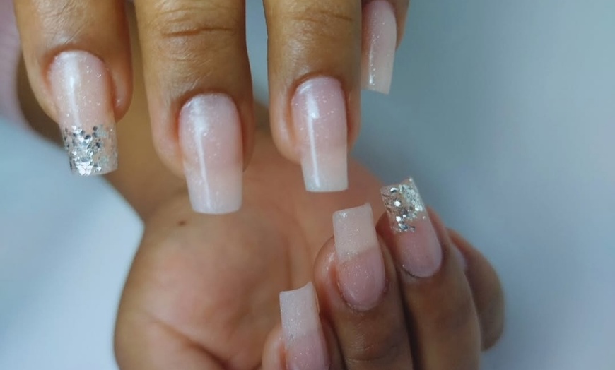 Image 3: Manicura o pedicura tradicional o semipermanente con diseño de 1 uña 