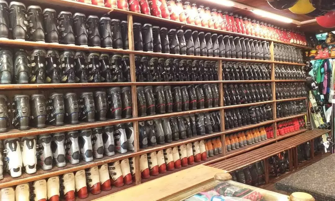 Sierra Nevada te espera: 1 o 2 días de alquiler de equipo de esquí o snowboard de alta gama - Second Medium