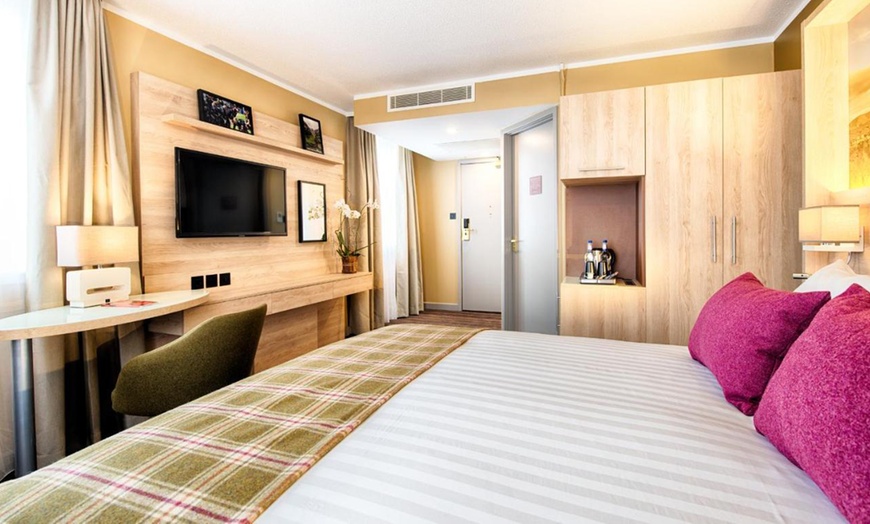 Image 4: 4* Edinburgh: Double or Twin Room Stay with Breakfast