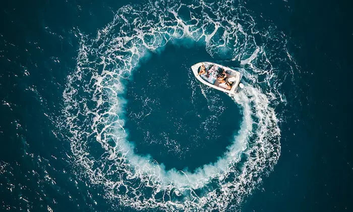 Alquiler de barco con titulación por medio día en Capitán Valencia